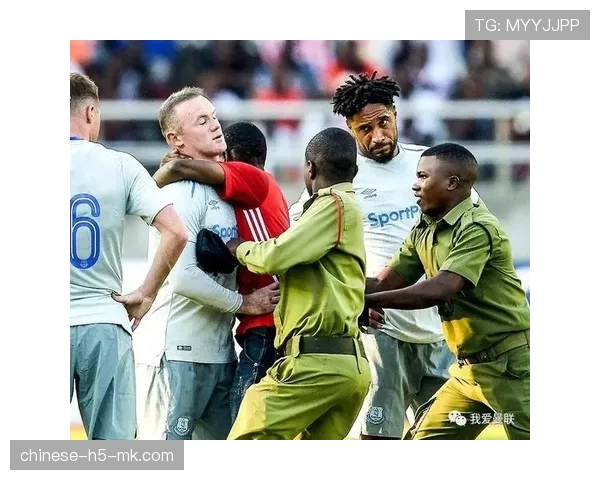 场边：小球迷冲入场内，安保人员迅速介入未影响比赛进程